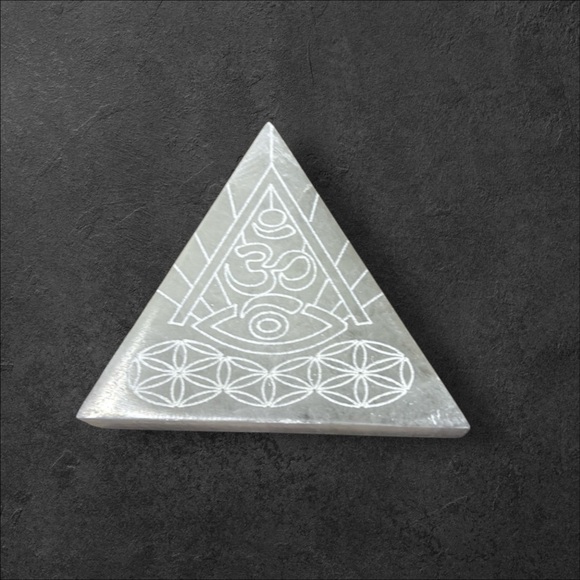Satin Spar Selenite Hand Carved Chakra Triangle Shaped Coaster Charging Plate - Picture 1 of 3